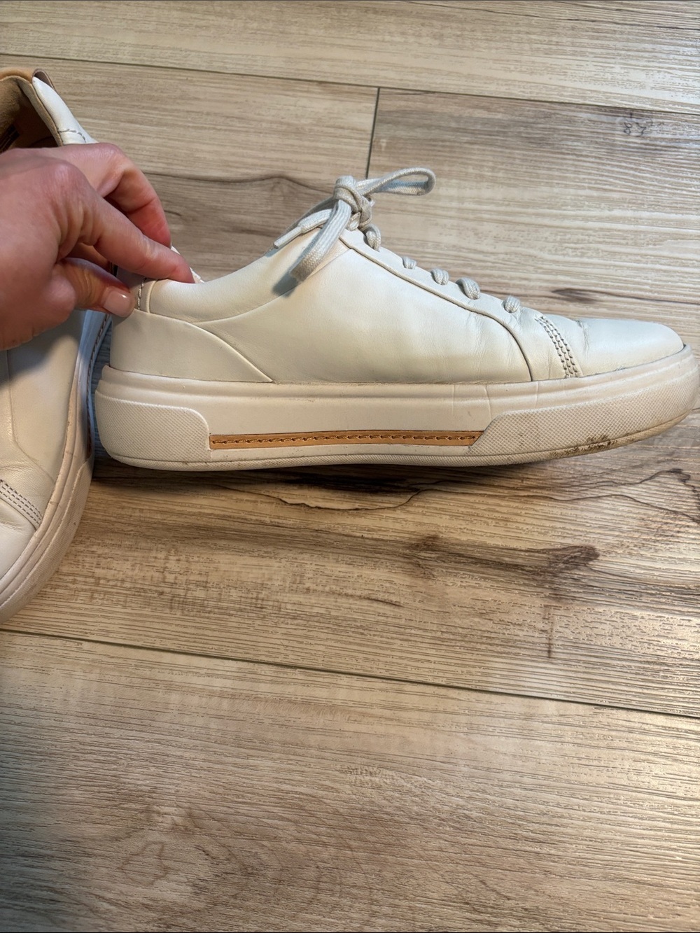 Clarks Cream White Leather Low-Top Sneakers - Picture 5 of 7